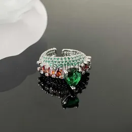 Banda soa o temperamento da moda cheio de diamantes de zircão de zircão de luxo personalizado e sofisticado tesouro vermelho esmeralda anel aberto feminino j230819