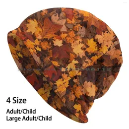 ベレー帽の秋の葉のビーニーニット帽子秋の葉10月森茶色の多くのモデル構造背景のテクスチャーブリムレス
