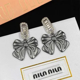 Top Designer MIUMIU Moda Brincos Novo Nó de Arco com Diamante para Mulheres 925 Agulha de Prata Super Espumante Zircão Personalizado Ins Brincos Acessórios Joias