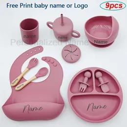 Tassen Gerichte Utensilien 9pcs Baby Silikon -Fütterungssets Saugnapfe Schüssel Kinderlöffel Gabel Snack Personalisierte Name Baby S Tabelle Geschirr 230818