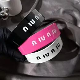 Mi 23 Nuovo Banda Acido Acetico Banda larga bordo colorato Miu Letter Clip Accessori per capelli in stile dolce in maglia francese