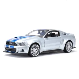 DIECAST MODEL Maisto 1 24 2014 Ford Mustang Street Racer Car Static Die Cast Pojazdy kolekcjonerskie zabawki 230818