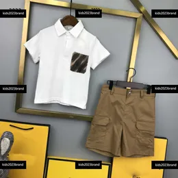 abiti firmati per bambini Tuta sportiva per bambini Set a maniche corte 2 pezzi T-shirt con collo alto e pantaloncini con decorazioni tascabili nuovo prodotto