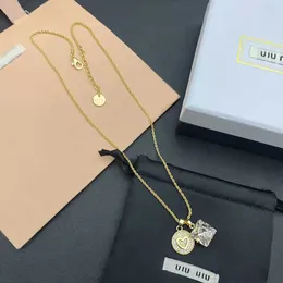 Projektant marki Miumiu Modny naszyjnik Nowy super bajki Asymetryczne złote wykończenie Crystal Love Diamond Inkrustowany Łańcuch obojczyka to idealne akcesoria biżuteria