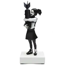 Dekorativa föremål Figurer Banksy Bomb Girl Modern Sculpture Hugger Staty Harts Table Piece Love England Art House Decor Figur Julklappar 230818