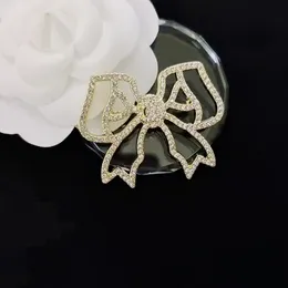 Designer Brosch Letter Bow Hollow Pin Full Diamonds Brooches Lapel Pins For Women Cardigan Shirt Badge Luxury Jewets Gifts