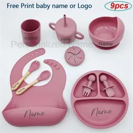 Tassen Gerichte Utensilien 9pcs Baby Silikon Fütterungssets Saugnäpfe Schüssel Kinderlöffel Gabel Snack Personalisierte Name Baby S Tabelle Geschirr L230818