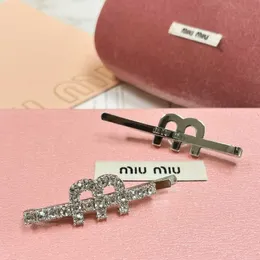 Toppdesigner Miumiu Fashion Hairpin New Letter M Crystal Sweet Fairy Style Fashion Hairpin Valentine's Day Gifts High Quality Light Luxury Accessories smycken