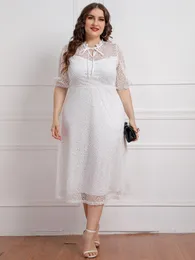プラスサイズのドレスホワイトレースvネックハーフスリーブエレガントな因果関係のイブニングパーティーミディガウン女性のための衣装4xl 5xl夏