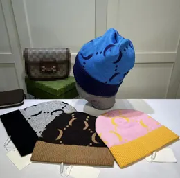 Nuovo cappello a maglia a maglia Brand Designer Stampa Cap di stampa popolare Caldo mantieni l'allungamento del vento Attrezzatura a quattro colori Cap berretti di lana di lana di alta qualità Accessori di moda