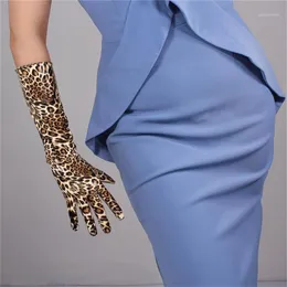 Fem fingrar handskar leopard lång 40 cm patent läderemulering pu ljusbrunt geparddjur djurmönster kvinnlig pu251308j