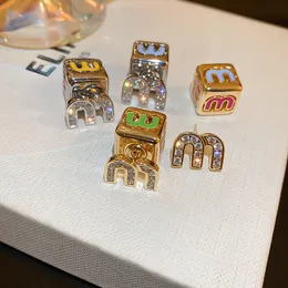 حلقات الكتلة Altera Luxury Crystal Letter M Charm Stud أقراط للنساء وصول تصميم عالي الجودة من الذهب المطلي بالمجوهرات الأصلية 230818