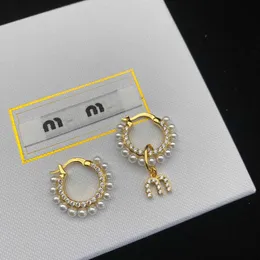 Toppdesigner Miumiu modeörhängen Asymmetrisk bokstav M Pearl Ins Style High Sense Temperament Diamond Earrings Valentine's Day Gifts Kvalitetstillbehör smycken
