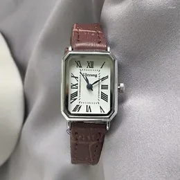 腕時計の女性は、ローマ数字で監視されている長方形ダイヤルクォーツ時計レディースシンプルな黒い白い時計ヴィンテージリロジ腕時計