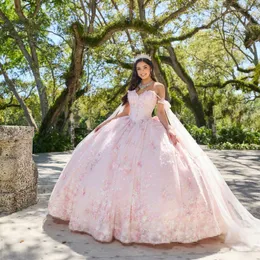 Rosa quinceanera klänningar blommiga applikationer blommor med Cape Court tåg golvlängd födelsedagsfest prom vestidos de 15 anos
