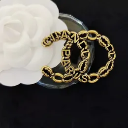 Broszki projektanta mody Podwójne litera broszka vintage Pins klapi broszki dla kobiet kardiganowa odznaka luksusowa biżuteria Prezenty