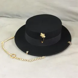 Luxury-svart keps Kvinna British Wool Hat Fashion Party Flat Top Hat Chain Strap and Pin Fedoras for Woman For a Street-Style Shoo2465