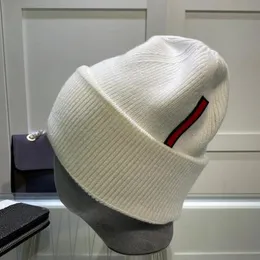 2023 Europa designer vinter lyxig stickad hatt högkvalitativ designer skalle kepsar man kvinna varm skalle caps casual unisex beanies svart vit