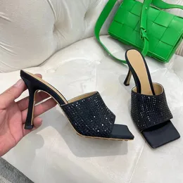 Yeni Rhinestones katır slaytlar sandaletler kare ayak parmağı topuklular üzerinde stiletto topuklu açık ayak ayakkabıları kadın lüks tasarımcı akşam ayakkabıları 10.5cm saten fabrika ayakkabı