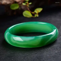 Bangle äkta Natural Green Jade Armband Charm smycken Fashion Accessories Handskårna lyckliga amulettgåvor för kvinnor och män