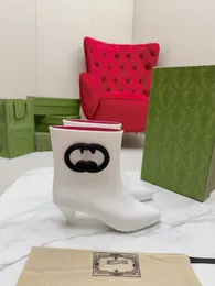 Botas de chuva Gglatest. Exclusivo Open, entrelaçar o Double G de um novo visual nesta bota de tornozelo de borracha brilhante5