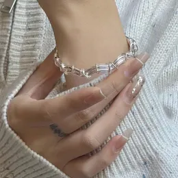 Bangle Tiowios 2023 Design Solid Open Armband för kvinnors coola stil Fashion Personlighet Avancerad känsla lindad enkelt handstycke