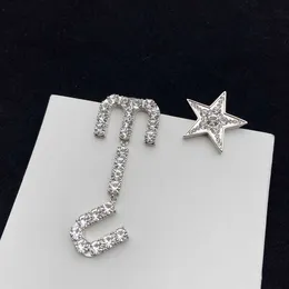 Top designer Miumiu Orecchini di moda Nuova lettera stella Lettera asimmetrica Lumo francese in stile lusso pieno Orecchini ad ago argento in argento