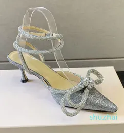 Mach Satin Bow Pumps Crystal Impellished Evening Shoes Stiletto Heels Sandals 여성 중간 발 뒤꿈치 고급 디자이너 발목 스트랩 드레스 신발 공장 신발