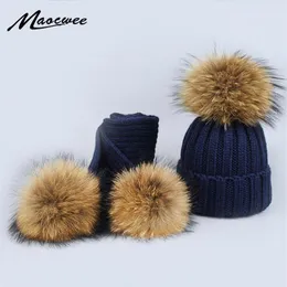 Nya 2 stycken Set Children Winter Hat Scarf For Girls Hat Real Raccoon Fur Pom Pom Beanies Woman Cap Sticke Winter Whole12323