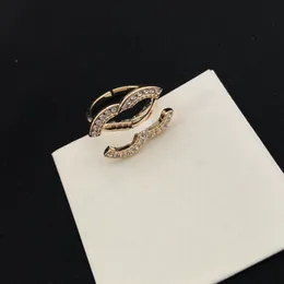 Lady Women ccity Open Ring with Side Stones Cロゴウェディングリング女性高品質の宴会アクセサリー333