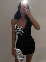 Sıradan elbiseler varış yaz moda kadınlar seksi v boyun arkasız elmaslar siyah mini bandaj elbise 2023 zarif akşam kulübü parti