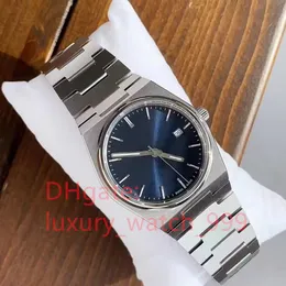Designer Männer Quarz Uhr 40 mm runde blaue Zifferblattkalender Display Silber Band Klassische Klassiker Schnalle Mode Herrenarmband