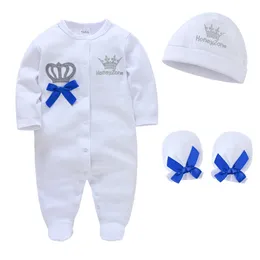 Rompers födda Baby Boys Romper Royal Crown Prince 100 Bomullskläder Set With Cap Gloves Infant Girl S Footies Sleepsuits 230823
