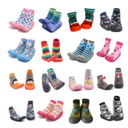 Barnstrumpor barn mjuk botten non slip golv flicka pojke födda barnskor med gummisolar baby sock 230823