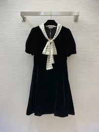 2023 가을 블랙 폴카 도트 프린트 리본 넥타이 바비 ​​드레스 짧은 슬리브 V- 넥 패널 무릎 길이 캐주얼 드레스 B3G221414