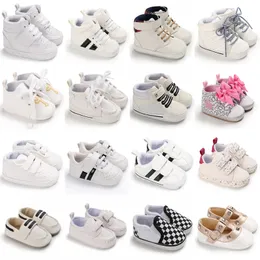 First Walkers Born Baby Shoes Boy Girl Sport Classical Solle Sole PU Leather Multi Color Walker Sneaker Casual Baptism 230823