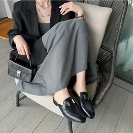 Loafer Shoes 2023 Spring/Summer New New Women 고급 편안한 가죽 가방 헤드 메탈 버클 고품질 복고풍 비 슬립 플랫 작은 가죽 신발