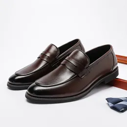 Платье обуви летняя классическая мужская туфли для ботинки сплит кожаная черная кофейная скольжение на заостренной повседневной свадебной туфли для мужчин 230824