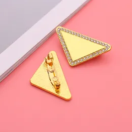Metall Triangle P Letter Brosch Top Quality Diamond Pins Brosch18K Guldpläterad silverbrosch smycken för man kvinnor mode tillbehör gåva