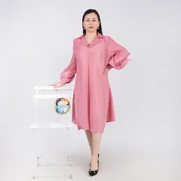 Grundläggande avslappnade klänningar Miyake veckade Dres 2023 Solid Color Embroidered Lapel Long Sleeve Elegant Loose Fashion Party Summer Dresse 230823
