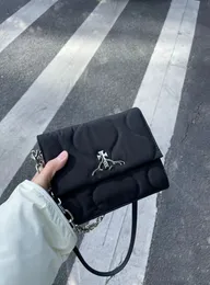 2023 Ny Saturn Chain Flap Hobo-väskor Enkel svart All-Match Small Square Bag Nylon Tyg axel Messenger Väskor