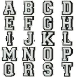 alphabets 회색 문자와 숫자가있는 검은 흰색 악어 신발 참.