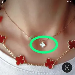 Clover Mini Necklace الحد الأدنى من قلادة الزهرة الفضية الفضية 925 مادة مصنوعة يمكن تخصيص T0P 5A مع مربع العداد 032