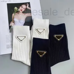 Designer Socks for Men Women Bawełniany oddychający skarpetka z skórzanym metalowym kawałkiem XC29