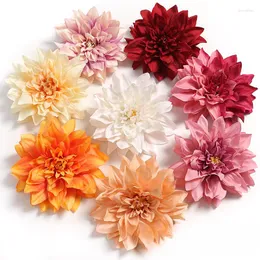 Dekorative Blumen 5pcs 15 cm künstliche Dahlia DIY Kopfwege Dekoration Seidenblume Hochzeitszubehör