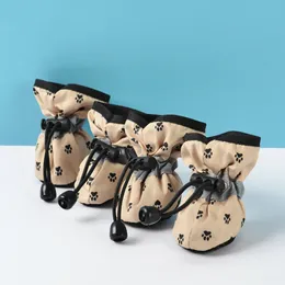 Buty ochronne dla zwierząt domowych 4PCS dla małych dużych psów kota Antyplip miękkie regulowane buty łapy chihuahua Socks Dachshund Puppy Outdoor Sneakers 230825