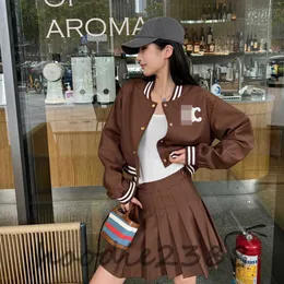 CE nuevo conjunto de chaqueta de béisbol corta con logo bordado Arc de Triomphe y media falda plisada de cintura alta color caramelo, vestido de diseñador 1008