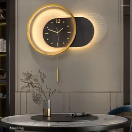 Zegary ścienne światła LED Luksusowy zegar z wahadłem domowy salon wejściowy sofa sofa