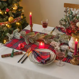 Bordslöpare Christmas Polyester Red Plaid Table Runner Isolerad garnfärgad bordsväg Jultryckt Placemat Hushållen Xmas Decoration 230824