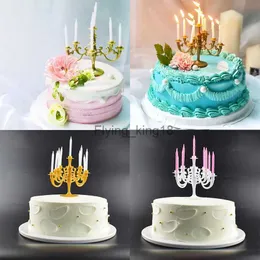 1 Set Candele in miniatura per casa delle bambole e candeliere Portacandele per torta per feste di compleanno Toppers per decalcomanie per casa delle bambole Nuovo ~ HKD230825